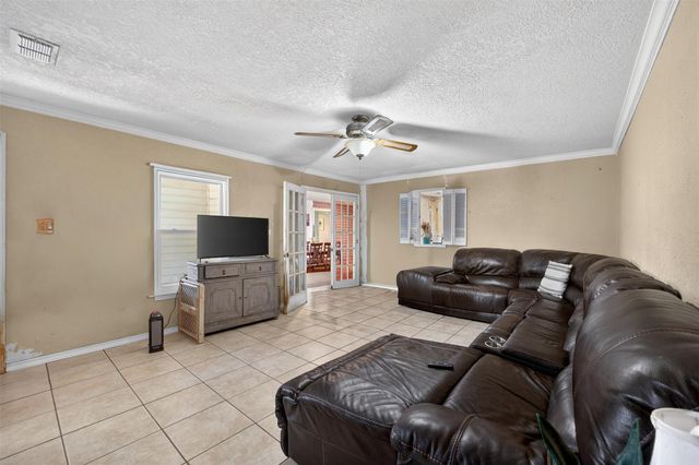 133 Hillcrest DR, Luling, TX 78648