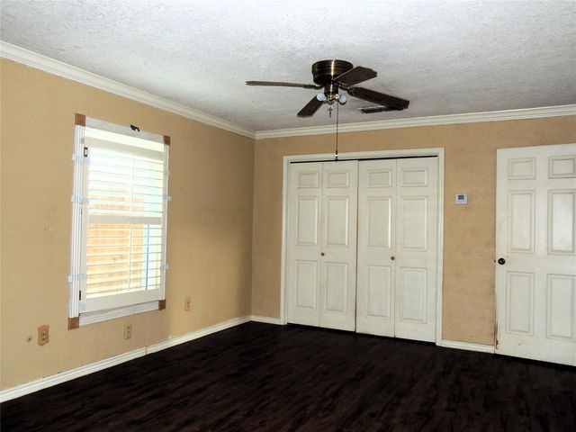 133 Hillcrest DR, Luling, TX 78648