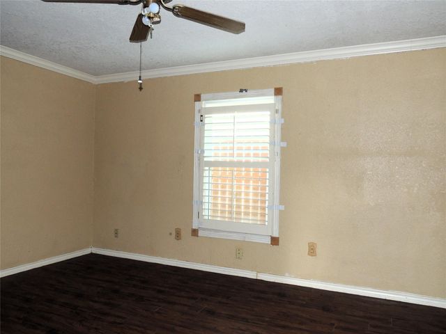 133 Hillcrest DR, Luling, TX 78648