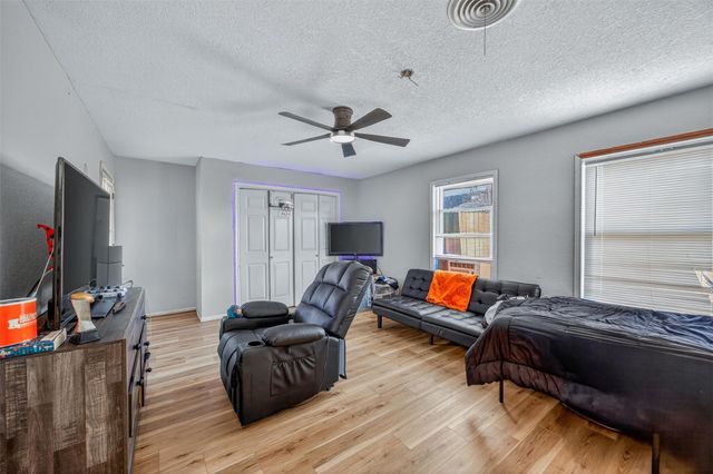 133 Hillcrest DR, Luling, TX 78648