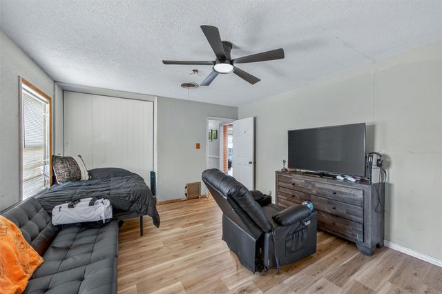 133 Hillcrest DR, Luling, TX 78648