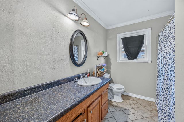 133 Hillcrest DR, Luling, TX 78648