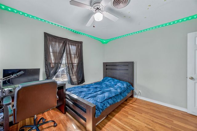 133 Hillcrest DR, Luling, TX 78648