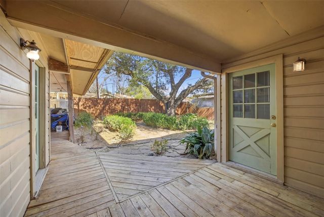 133 Hillcrest DR, Luling, TX 78648