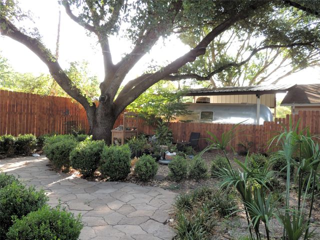 133 Hillcrest DR, Luling, TX 78648