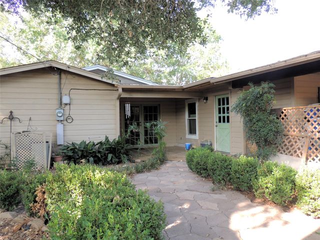 133 Hillcrest DR, Luling, TX 78648