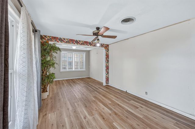 133 Hillcrest DR, Luling, TX 78648