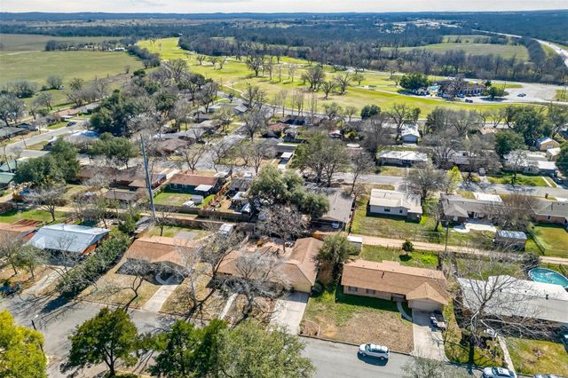 133 Hillcrest DR, Luling, TX 78648