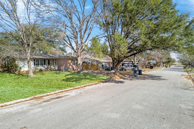 133 Hillcrest DR, Luling, TX 78648