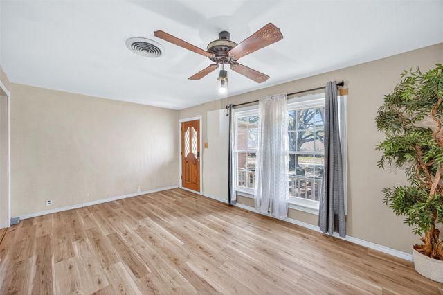 133 Hillcrest DR, Luling, TX 78648