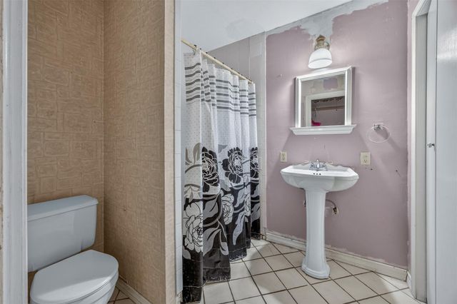 133 Hillcrest DR, Luling, TX 78648