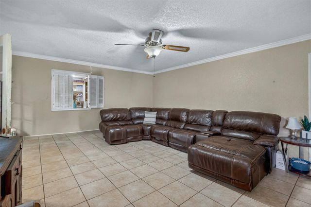 133 Hillcrest DR, Luling, TX 78648