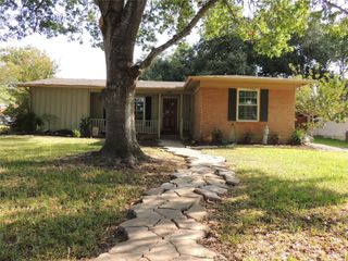 133 Hillcrest DR, Luling, TX 78648