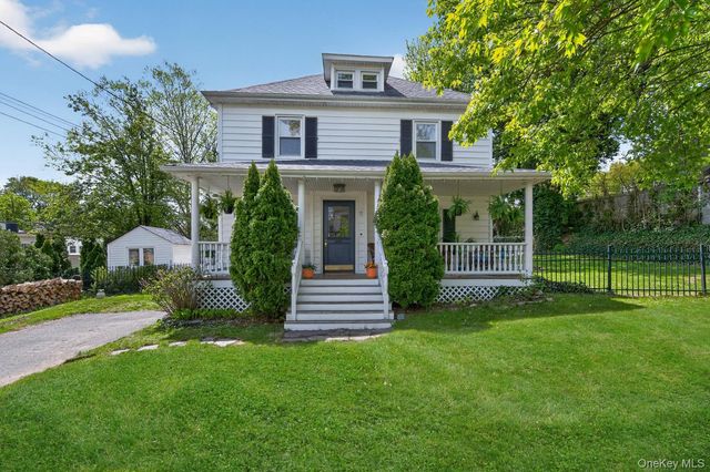 17 Riggs Place, Locust Valley, NY 11560