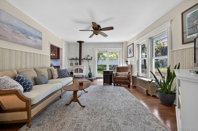 17 Riggs Place, Locust Valley, NY 11560