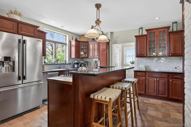 17 Riggs Place, Locust Valley, NY 11560