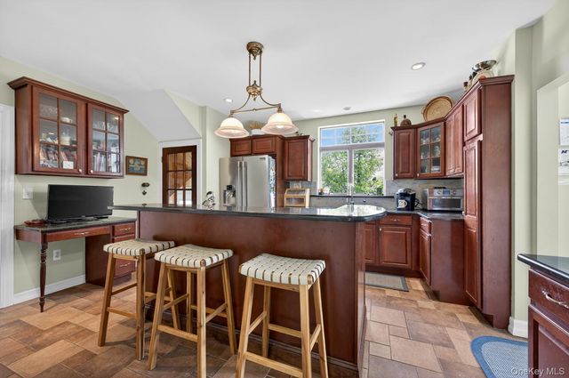 17 Riggs Place, Locust Valley, NY 11560