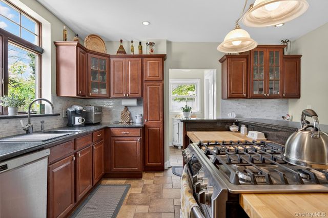 17 Riggs Place, Locust Valley, NY 11560