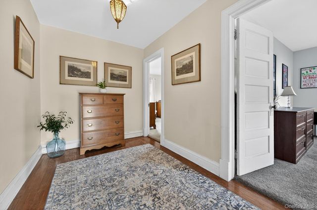 17 Riggs Place, Locust Valley, NY 11560