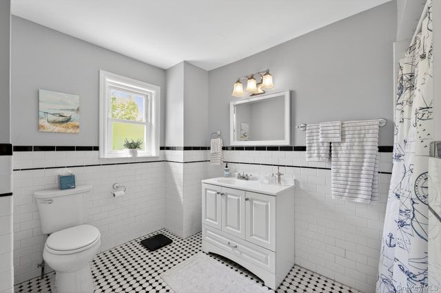 17 Riggs Place, Locust Valley, NY 11560