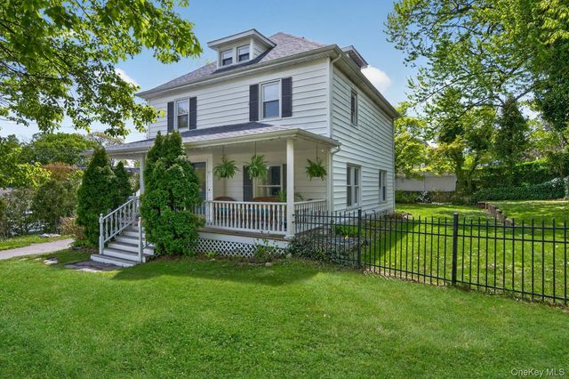 17 Riggs Place, Locust Valley, NY 11560