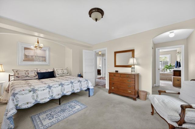 17 Riggs Place, Locust Valley, NY 11560