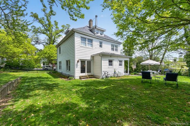 17 Riggs Place, Locust Valley, NY 11560