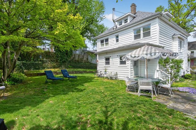 17 Riggs Place, Locust Valley, NY 11560