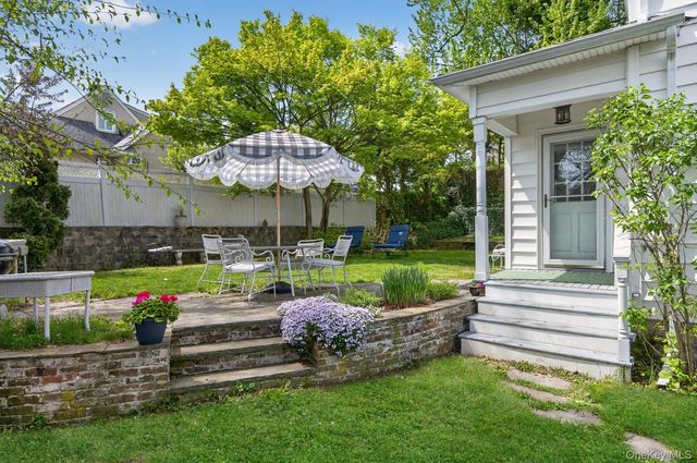 17 Riggs Place, Locust Valley, NY 11560