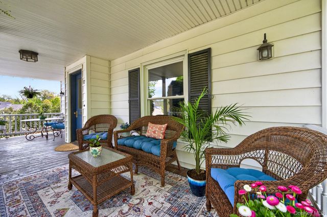 17 Riggs Place, Locust Valley, NY 11560