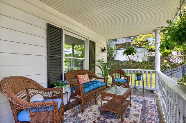 17 Riggs Place, Locust Valley, NY 11560