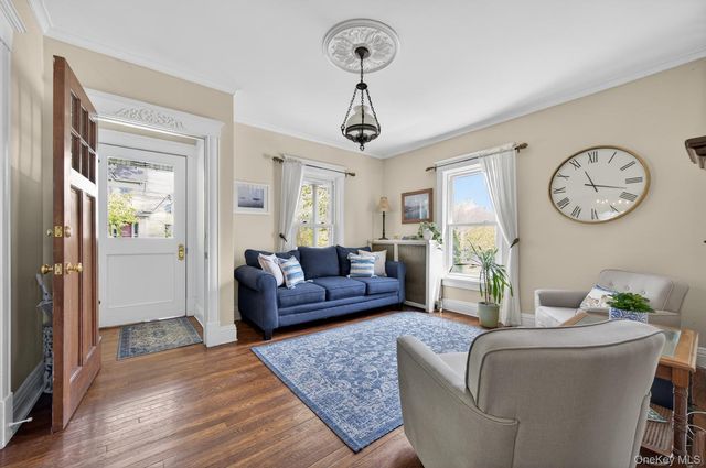 17 Riggs Place, Locust Valley, NY 11560