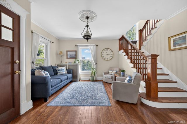 17 Riggs Place, Locust Valley, NY 11560