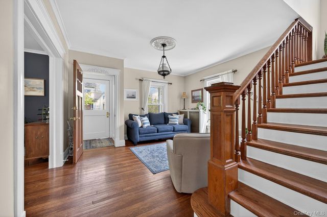 17 Riggs Place, Locust Valley, NY 11560