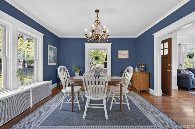 17 Riggs Place, Locust Valley, NY 11560