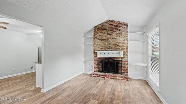 9211 Marse Henry Dr, Jeffersontown, KY 40299
