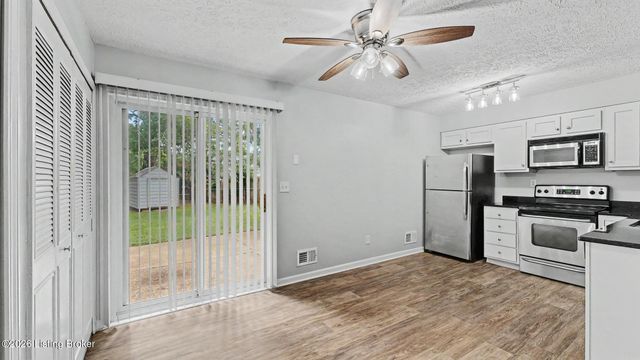 9211 Marse Henry Dr, Jeffersontown, KY 40299