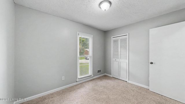 9211 Marse Henry Dr, Jeffersontown, KY 40299