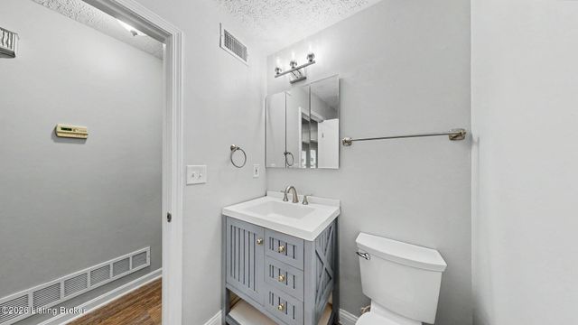 9211 Marse Henry Dr, Jeffersontown, KY 40299