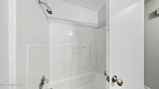 9211 Marse Henry Dr, Jeffersontown, KY 40299
