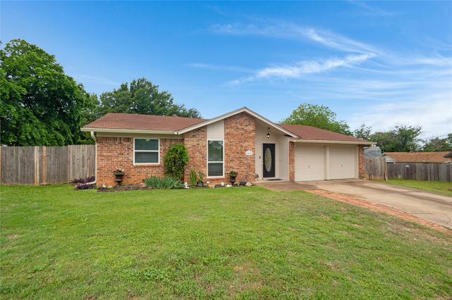 1912 Devonshire Court, Arlington, TX 76015