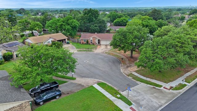 1912 Devonshire Court, Arlington, TX 76015