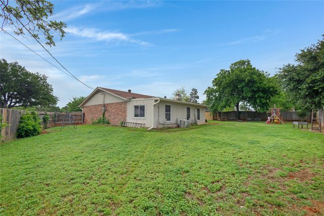 1912 Devonshire Court, Arlington, TX 76015