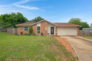 1912 Devonshire Court, Arlington, TX 76015