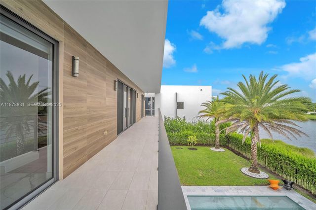 16572 S Botaniko Drive S, Weston, FL 33326