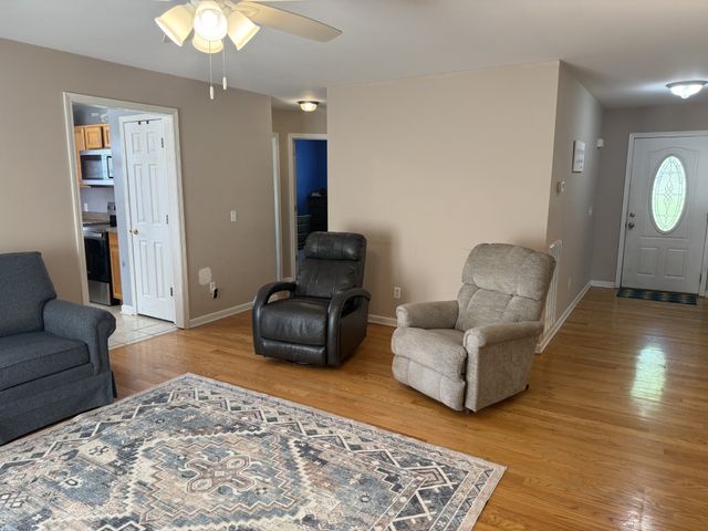 1702 Abiff Rd, Burns, TN 37029