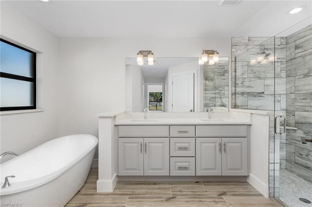 Image 17 of property listing at 346 SW 28th PL, Cape Coral, FL 33991