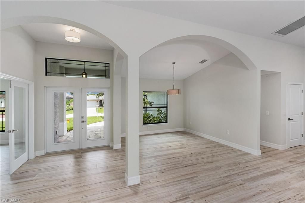 Image 4 of property listing at 346 SW 28th PL, Cape Coral, FL 33991