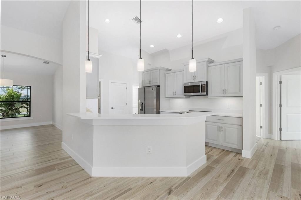 Image 7 of property listing at 346 SW 28th PL, Cape Coral, FL 33991