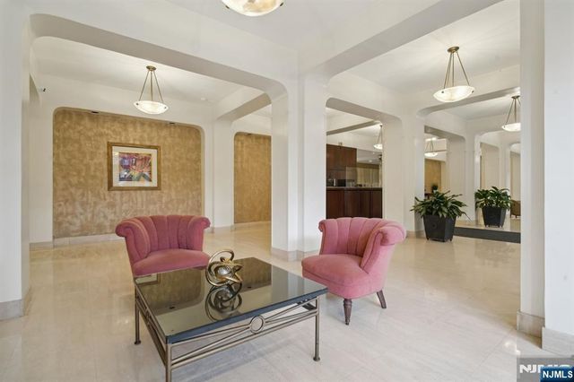 555 North 19W, Fort Lee, NJ 07024